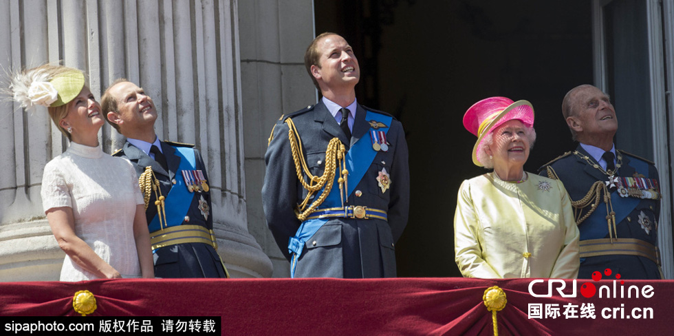 英國(guó)女王伊麗莎白二世攜眾王室成員觀看空軍飛行表演。