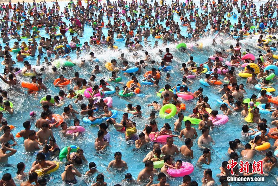 8月1日，民眾扎堆在南京湯山歡樂水魔方水上樂園戲水，享受“冰火兩重天”的涼爽和激情。連日來，中國大部分地區(qū)迎來高溫天氣。