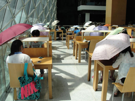 2015年8月2日，深圳圖書館，“太陽曬進來很熱的，我們都要撐著傘讀書?！? complete=