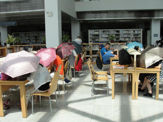 圖書館內(nèi)撐傘讀書的民眾。