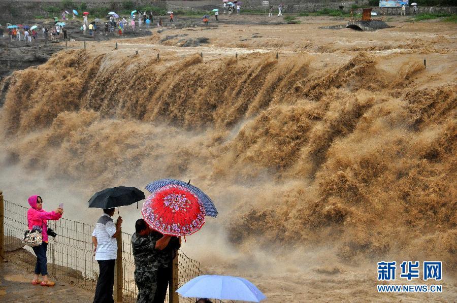 8月2日，游客在山西吉縣黃河壺口瀑布景區(qū)游覽觀瀑。