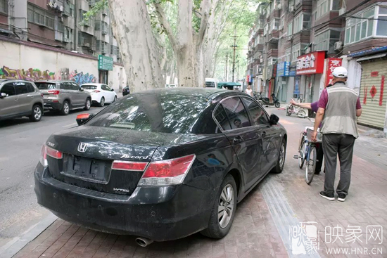 男子的車(chē)牌因是外地牌照，被小偷盜走。