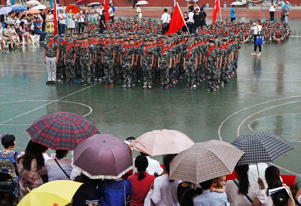 鄭州市，鄭州市第八中學(xué)會(huì)操表演當(dāng)天突降大雨，但是同學(xué)們?cè)谟曛袌?jiān)持完成了會(huì)操表演。