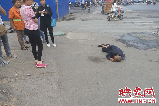 老人倒地后無人敢扶，過路市民拍照作證。