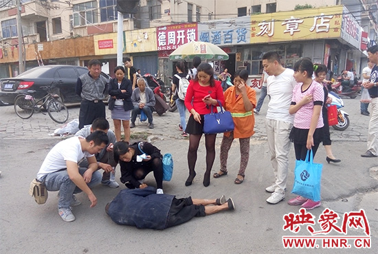 據(jù)附近環(huán)衛(wèi)工人介紹，老人是自己過路口時不小心摔倒的。
