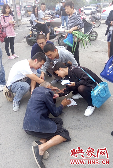 一些愛心市民在撥打了110和120后，上前給老人擦臉上的血跡。