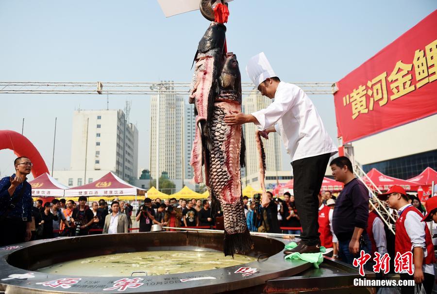 河南鄭州，一個直徑3.15米，深0.7米，可容納3噸高湯的“中原第一鍋”現(xiàn)場烹煮火鍋盛宴。