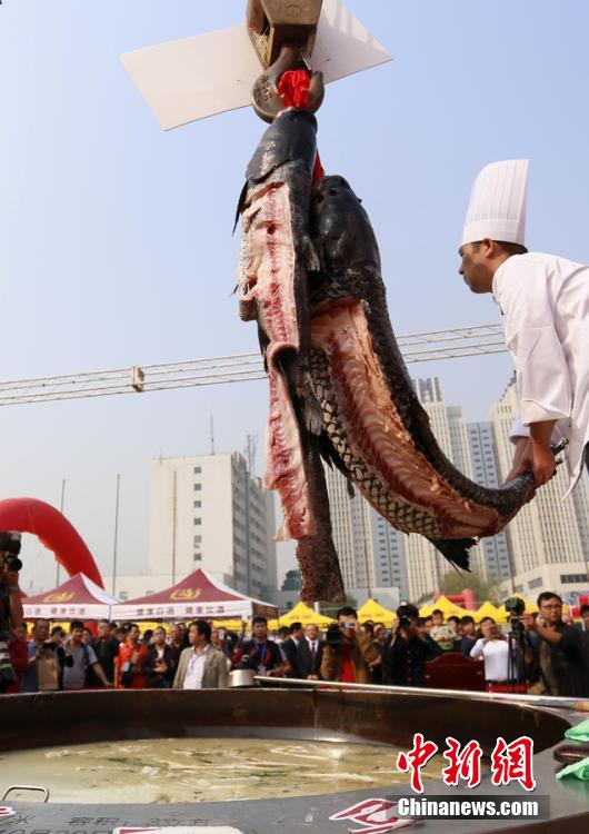 廚師對魚肉進行處理。 圖片來源：CFP視覺中國