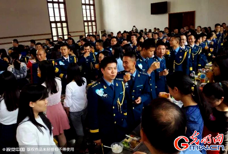 湖北武漢，“嫁人就嫁解放軍”，每年一屆的武漢軍旅姻緣會(huì)17日在駐漢空軍某指揮所文化活動(dòng)中心舉行