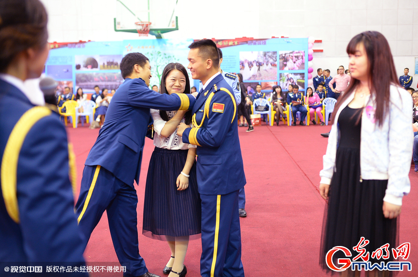湖北武漢，“嫁人就嫁解放軍”，每年一屆的武漢軍旅姻緣會(huì)17日在駐漢空軍某指揮所文化活動(dòng)中心舉行