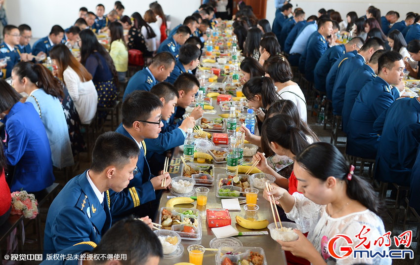 湖北武漢，“嫁人就嫁解放軍”，每年一屆的武漢軍旅姻緣會(huì)17日在駐漢空軍某指揮所文化活動(dòng)中心舉行