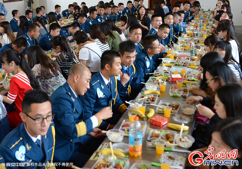 湖北武漢，“嫁人就嫁解放軍”，每年一屆的武漢軍旅姻緣會(huì)17日在駐漢空軍某指揮所文化活動(dòng)中心舉行