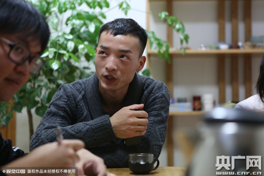 網(wǎng)絡(luò)紅人葉良辰現(xiàn)身浙江臺州，接受記者的專訪。