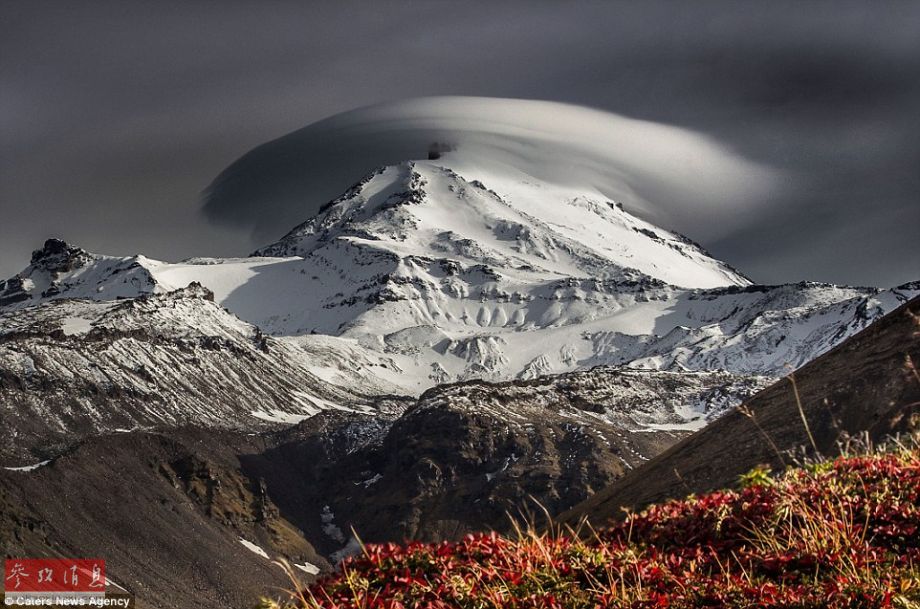 火山上籠罩著類似于外星飛碟形狀的云彩，場景猶如科幻大片。