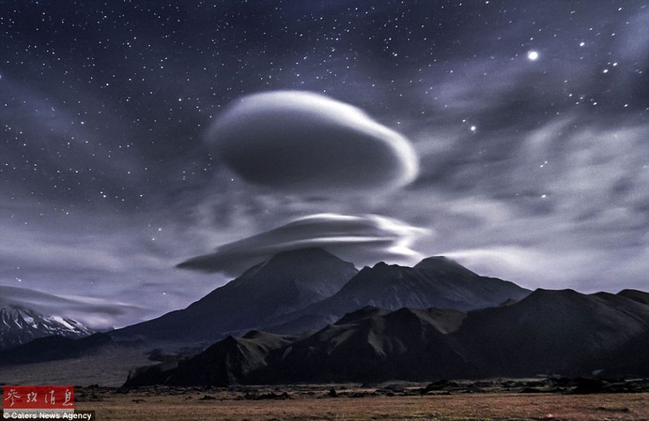 火山上籠罩著類似于外星飛碟形狀的云彩，場景猶如科幻大片。