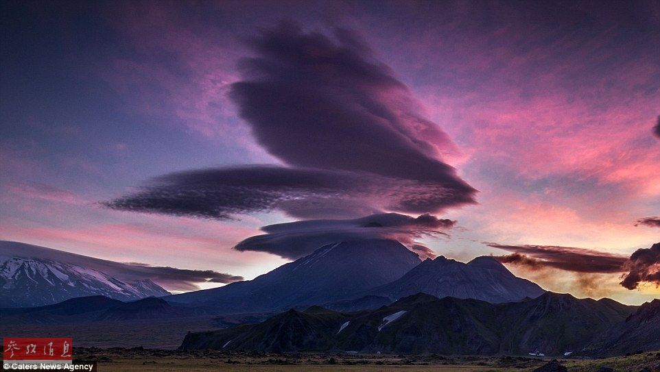 火山上籠罩著類似于外星飛碟形狀的云彩，場景猶如科幻大片。