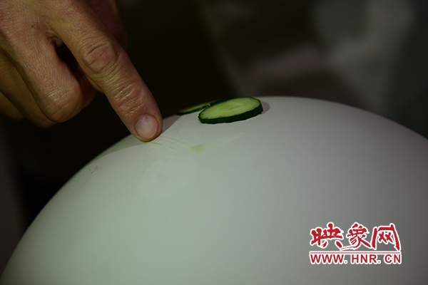 在面團(tuán)氣球上切菜。