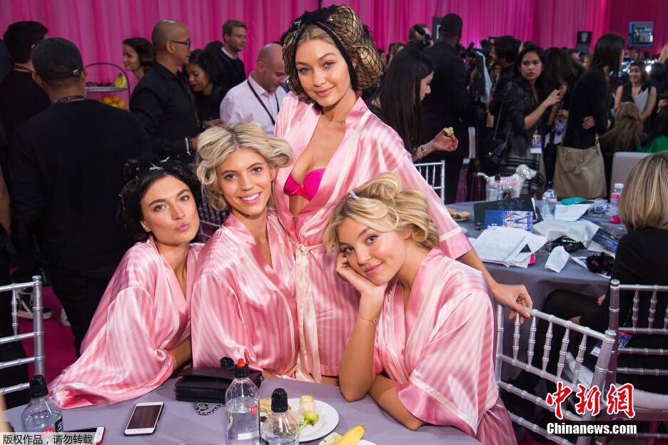 圖為模特Jacquelyn Jablonski（左起），Devon Windsor，Gigi Hadid和Rachel Hilbert在后臺合影。