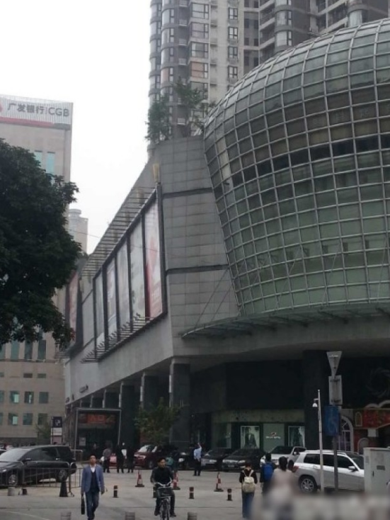 一輛停在停車位上的寶馬轎車，被墜落的樹枝砸中，樹枝徑直插入車內(nèi)，現(xiàn)場引發(fā)不少市民圍觀拍照。