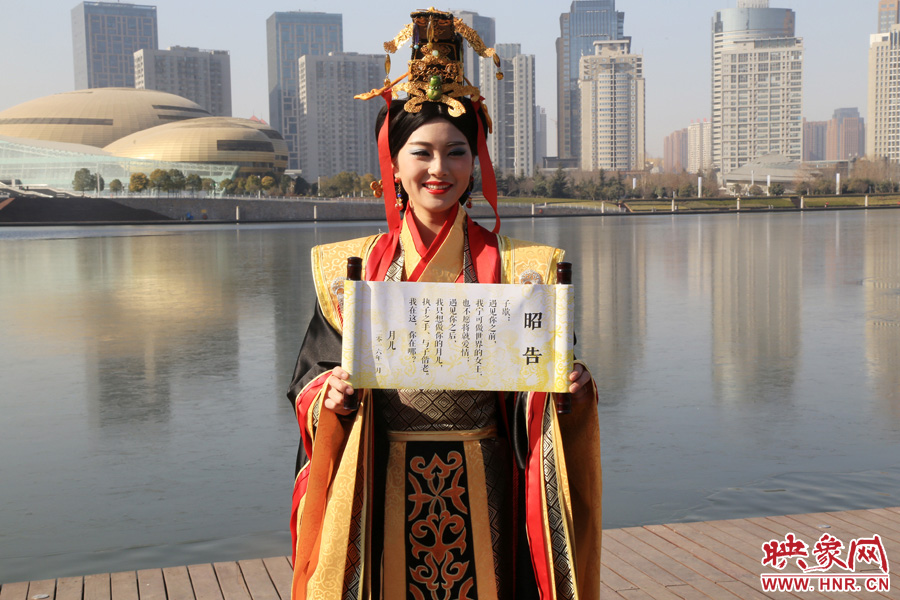 扮成羋月的女子叫小賈，今年27歲，家在鄭州，有房有車。