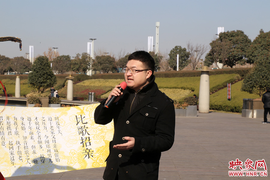 多位在鄭東新區(qū)CBD如意湖附近寫字樓上班的單身男性，聞訊前來唱歌應征。