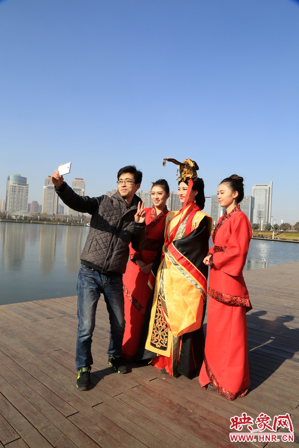 在比歌招親現(xiàn)場，有許多人圍觀拍照。