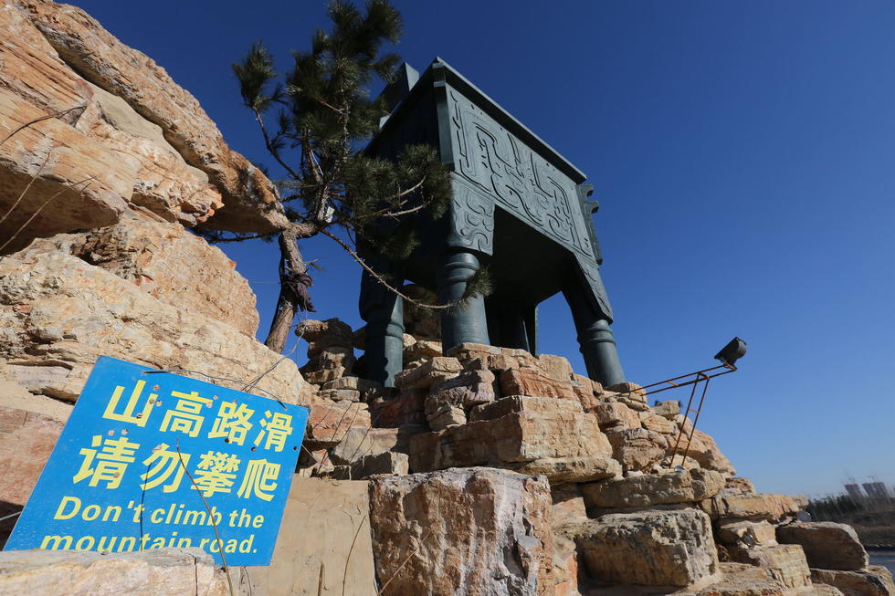 鄭州河邊建十米高銅鼎無防護 網(wǎng)友:不怕淹了？