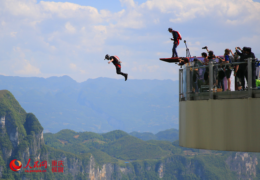 28日，2016世界低空跳傘大賽在重慶云陽龍缸景區(qū)正式開賽。圖為選手角逐中。劉政寧 攝