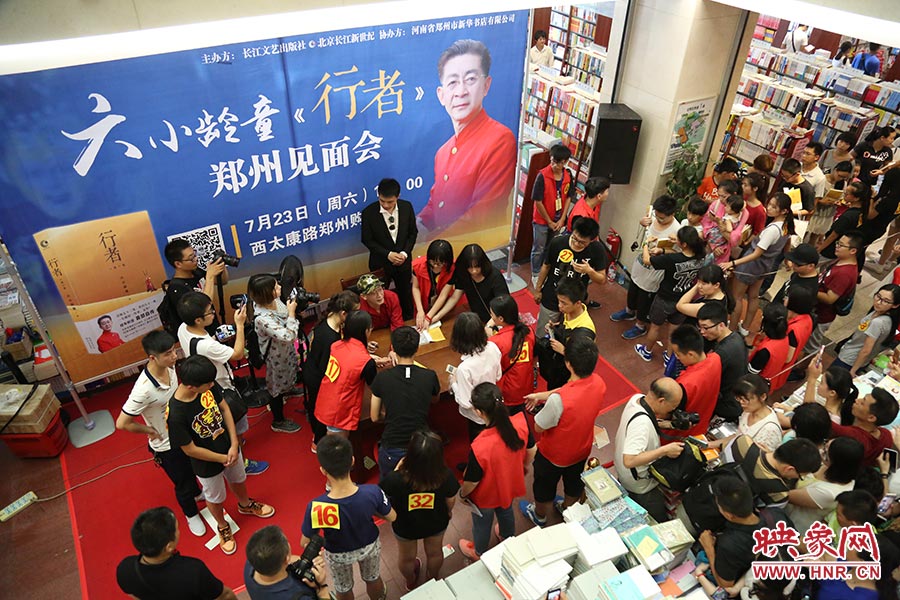 不到三個(gè)小時(shí)的簽售時(shí)間，六小齡童累計(jì)簽售自傳2900余冊(cè)，創(chuàng)造了鄭州購(gòu)書中心的歷史記錄.jpg