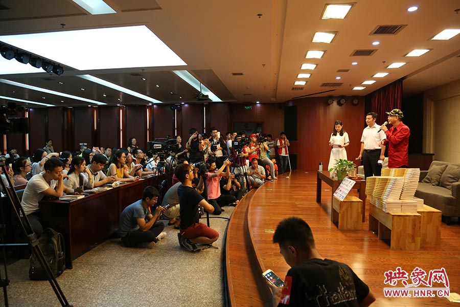 河南本土主流媒體基本全部到場(chǎng)，六小齡童接受記者提問。
