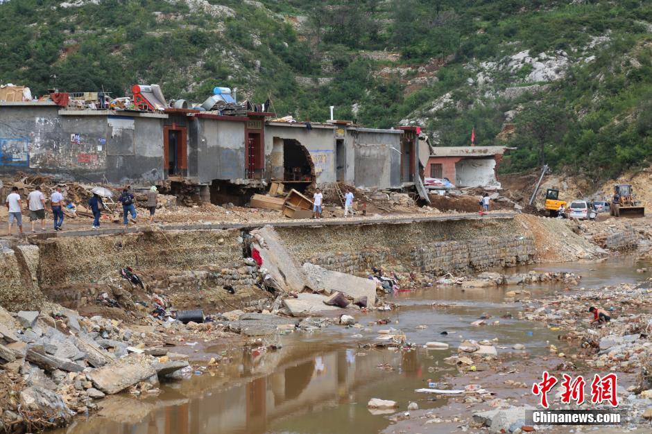 圖為都里鎮(zhèn)小河兩岸的民宅受損嚴(yán)重。