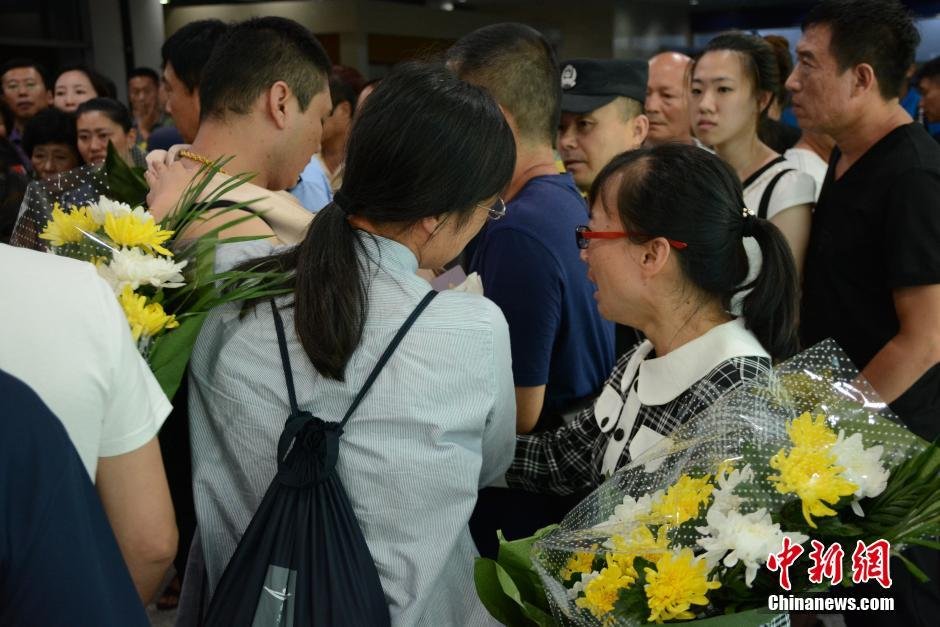 19時30分許，23位罹難者家屬代表陸續(xù)走出機場，多位家屬失聲痛哭。