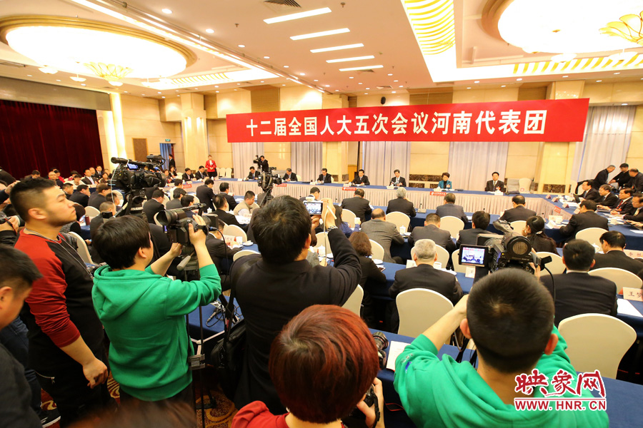 記者擠滿了媒體區(qū)，前來聽取河南“聲音”
