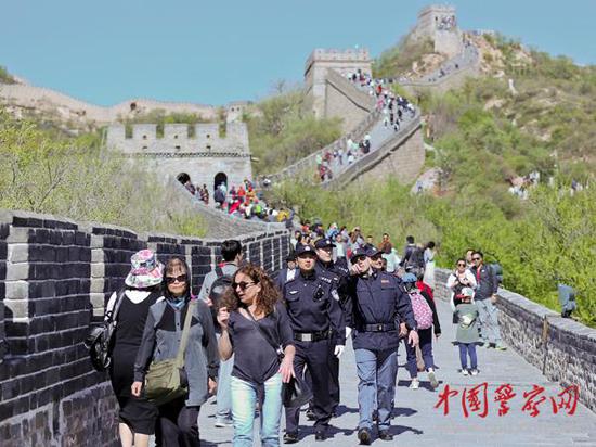 參加聯(lián)合巡邏的中意警察在長(zhǎng)城上巡邏。本網(wǎng)記者 陳路坤 攝