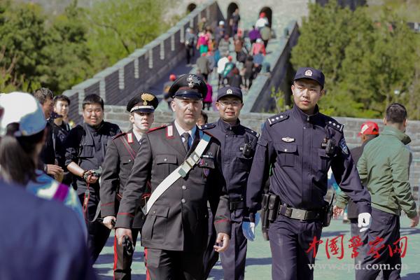 中意警察編隊(duì)巡邏。本網(wǎng)記者 陳路坤 攝