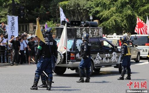 現(xiàn)場10多名日本警察身穿防暴制服，嚴(yán)防右翼份子鬧事。
