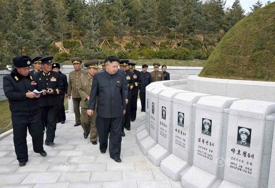 原文配圖：金正恩前往烈士墓拜祭。