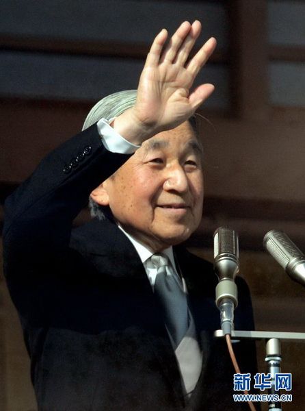 當(dāng)?shù)貢r(shí)間12月23日，在位于日本東京的皇宮，日本明仁天皇向民眾致意。