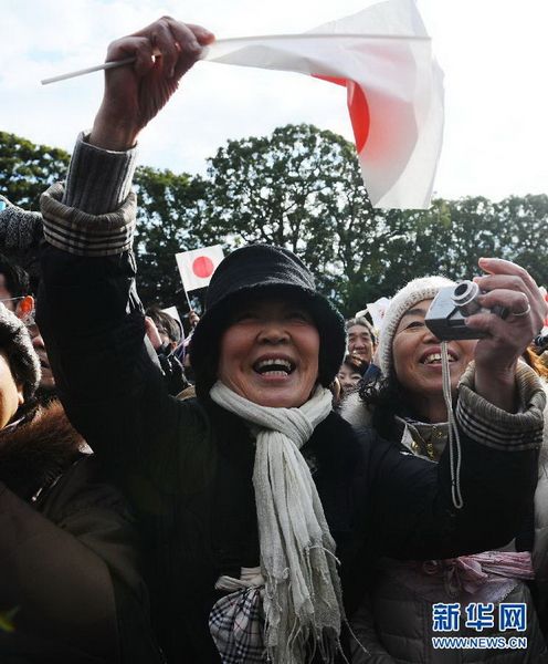 當(dāng)?shù)貢r(shí)間12月23日，在位于日本東京的皇宮，民眾向明仁天皇祝賀生日。