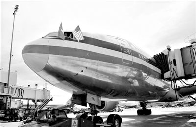 2011年4月5日，美國航空公司為洛杉磯至上海首條直飛航線的開通舉行剪彩儀式。目前，美國航空、美國聯(lián)合航空和達(dá)美航空已經(jīng)向中國提交了飛行計劃。