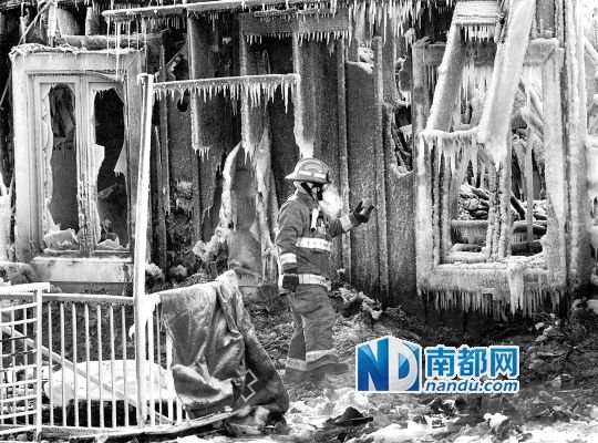 消防員用蒸汽機(jī)融化救火后殘留的冰層，尋找遇難者遺