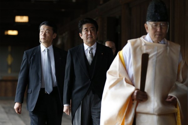 當(dāng)?shù)貢r(shí)間2013年12月26日，日本東京，日本首相安倍晉三抵達(dá)靖國神社。