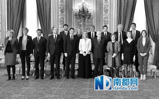 2月22日，在意大利羅馬總統(tǒng)府，新任總理馬泰奧·倫齊(前左五)與總統(tǒng)納波利塔諾(前右四)及新內(nèi)閣成員