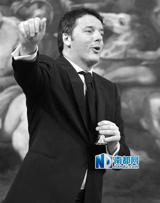 2月22日，在意大利羅馬總理府，新任總理馬泰奧·倫齊搖鈴象征正式行使總理權(quán)力。