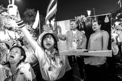5日，泰國巴蜀府海濱度假勝地華欣，數(shù)萬民眾身穿國王的代表色“黃色”T恤，自發(fā)上街，口喊“國王萬歲”的口號。