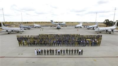 4月29日，澳大利亞珀斯，馬航MH370空中搜索正式結(jié)束，參與搜索的多國部隊在離開前留影紀(jì)念。