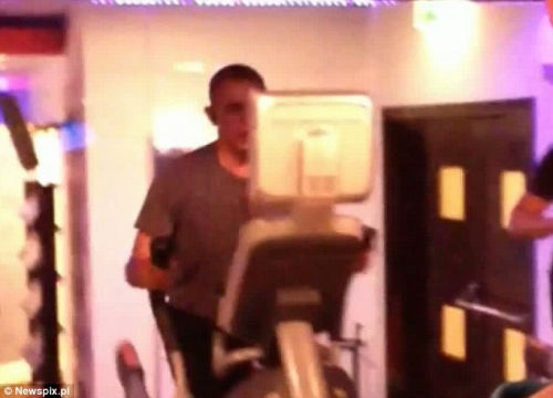 奧巴馬安?，F(xiàn)漏洞舉啞鈴健身時遭偷拍（組圖）（4）