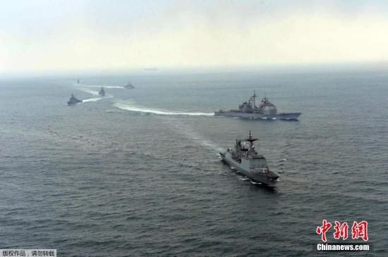 資料圖： 2014年3月14日，韓國與美國軍艦參加韓美2014“鷂鷹”聯(lián)合軍演。