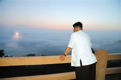 　朝鮮最高領(lǐng)導(dǎo)人金正恩正在觀看導(dǎo)彈發(fā)射。