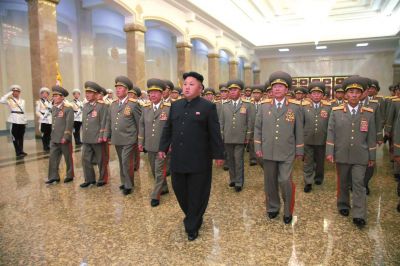 金正恩率領(lǐng)軍隊(duì)領(lǐng)導(dǎo)人等前往平壤錦繡山太陽(yáng)宮瞻仰了金日成、金正日的遺容。